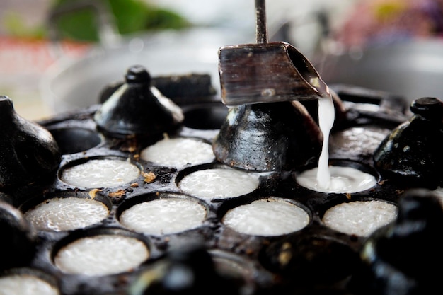 Donna che prepara dessert tailandesi al cocco Kanom krok è un gustoso mini pancake tailandese a base di latte di cocco p