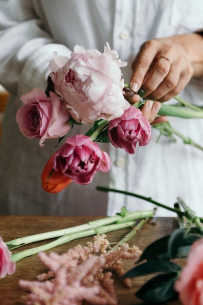 Donna che prepara e sistema i fiori