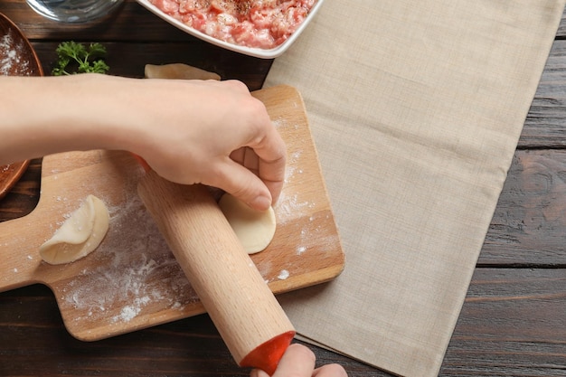 Donna che prepara gnocchi a tavola in cucina