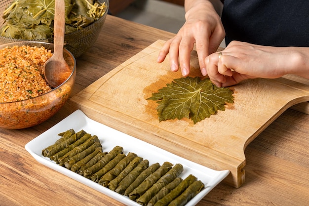 donna che prepara il sarma turco in cucina