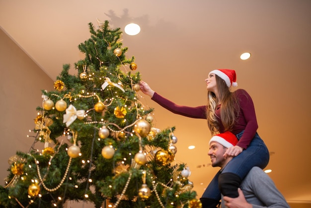 Donna che prepara l'albero di Natale