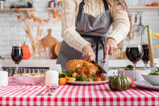 Donna che prepara la cena di ringraziamento a casa decorazione della cucina