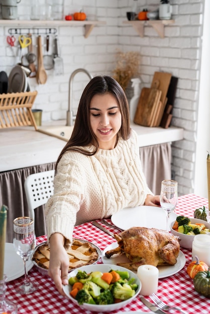 Donna che prepara la cena di ringraziamento a casa decorazione della cucina