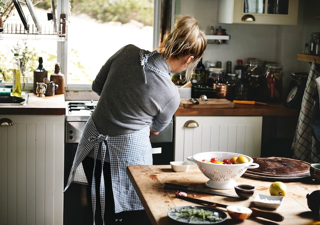 Donna che prepara la cena in cucina