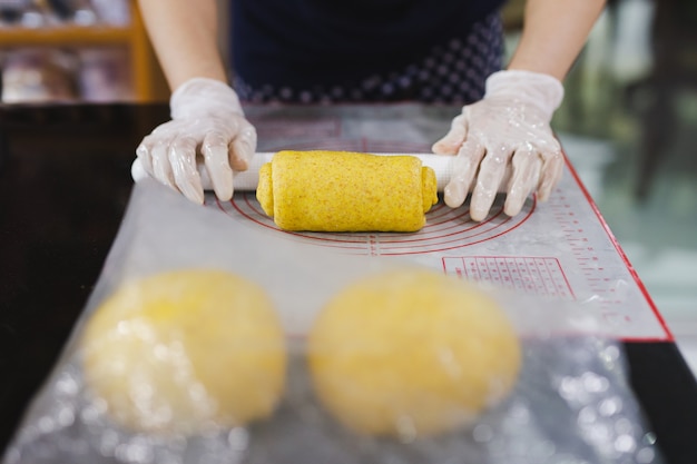 Donna che prepara la pasta di pane sul tavolo della cucina