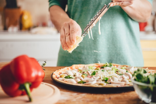 Donna che prepara la pizza