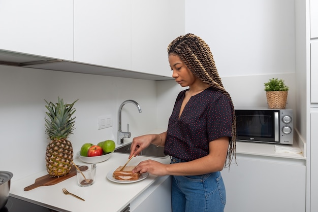 donna che prepara panini sani per la colazione