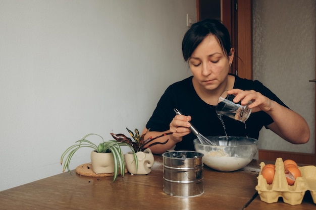 Donna che prepara per il biscotto