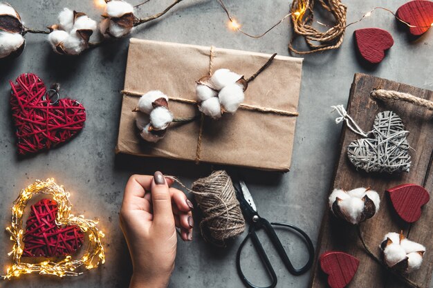 Donna che prepara regalo per il confezionamento per il giorno di San Valentino