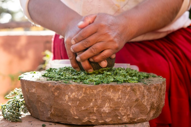 Donna che prepara shampoo organico naturale a base vegetale nella regione di Llachon sul lago Titicaca in Perù