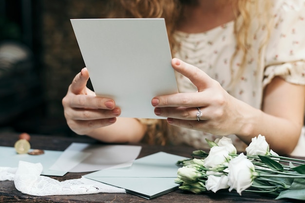 Donna che prepara un biglietto d'invito per il matrimonio