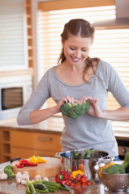 Donna che prepara un pasto sano