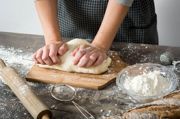 Donna che produce pane con le sue mani