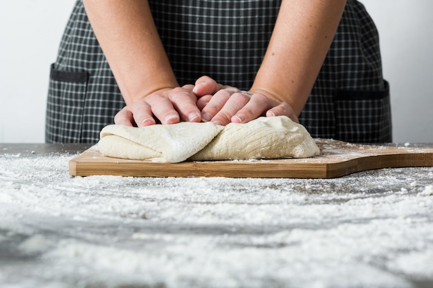 Donna che produce pane con le sue mani