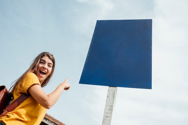 Donna che punta a un cartellone mock-up