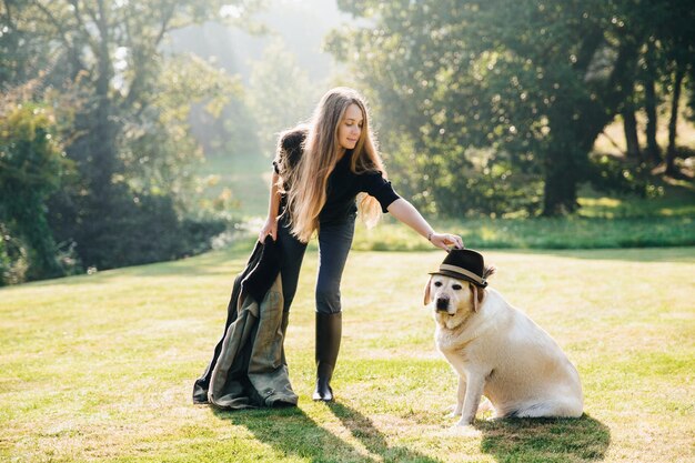 Donna che registra cappello sul cane