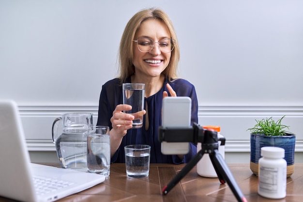 Donna che registra video sull'alimentazione sana dello stile di vita dell'acqua