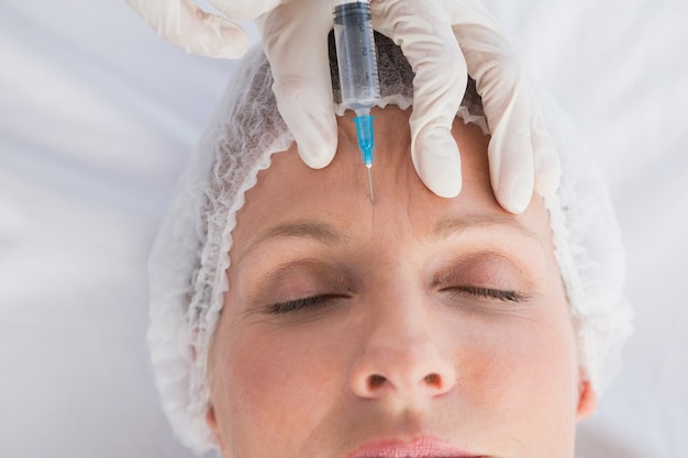 Donna che riceve l&#39;iniezione di botox sulla fronte