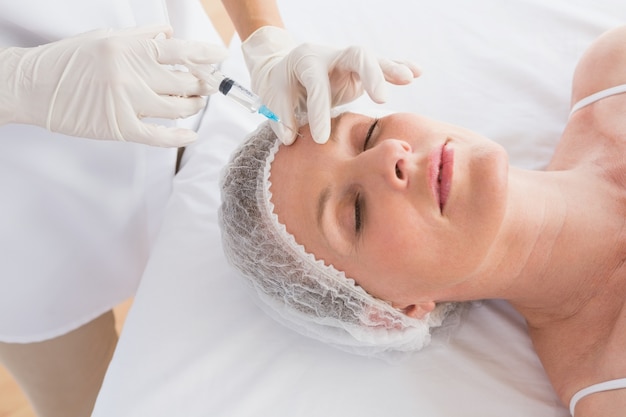 Donna che riceve l&#39;iniezione di botox sulla fronte