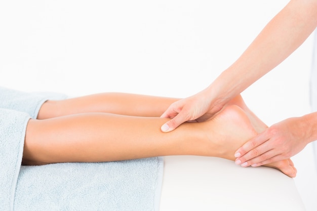 Donna che riceve un massaggio alle gambe presso il centro benessere