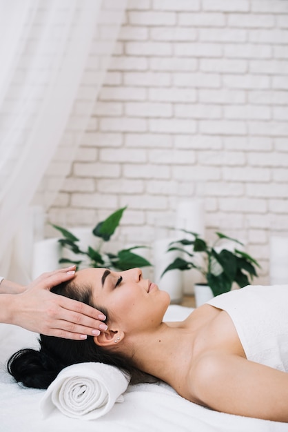 Donna che riceve un rilassante massaggio al viso