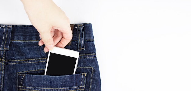 Donna che rimuove il telefono cellulare in bianco dalla tasca.