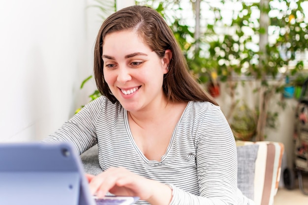 Donna che riposa a casa utilizzando il computer tablet digitale Concetto di lavoro freelance per il tempo libero per il relax