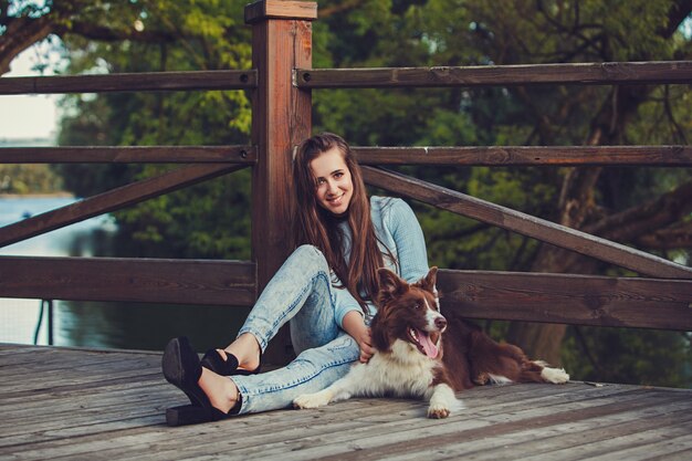 Donna che riposa con il suo cane