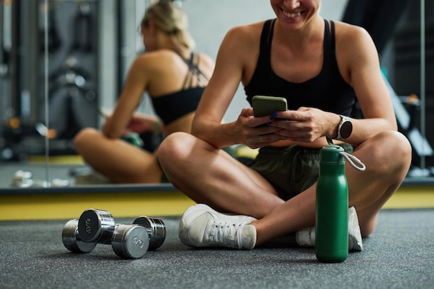 Donna che riposa in palestra dopo l'allenamento