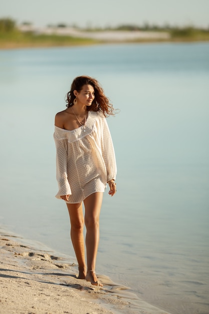 Donna che riposa sulla spiaggia durante le vacanze