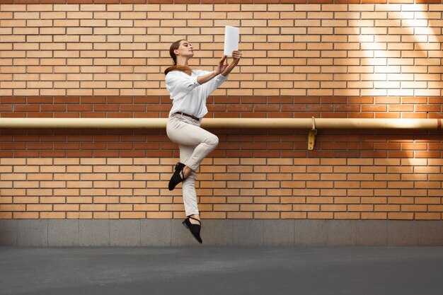 Donna che salta in città, ballerina