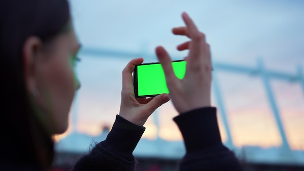 Donna che scatta foto selfie su smartphone con schermo verde Telefono cellulare