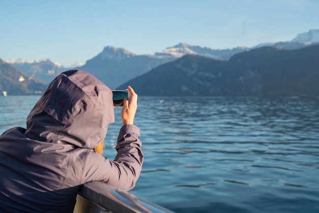 Donna che scatta foto sul viaggio da smartphone