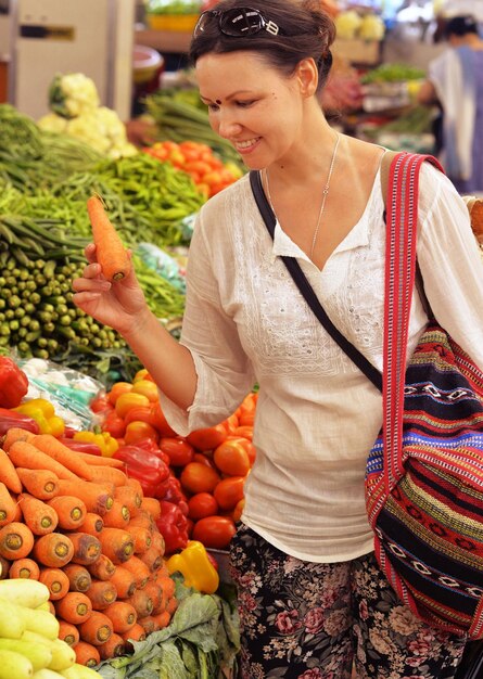 Donna che sceglie le verdure sul mercato