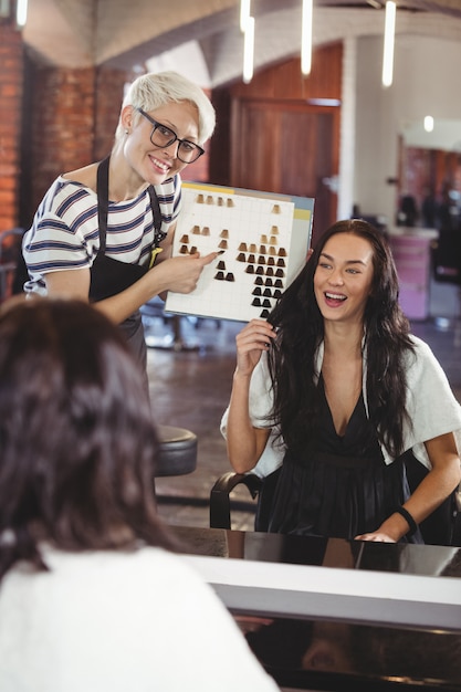 Donna che seleziona un colore dei capelli con lo stilista