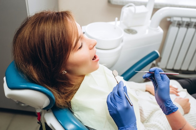 donna che sente dolore ai denti.