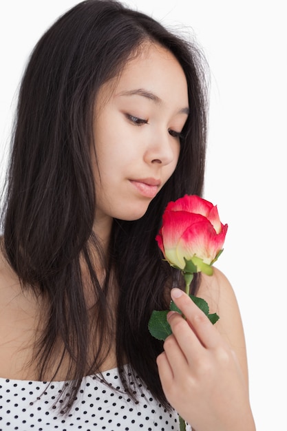 Donna che sente l&#39;odore di una rosa