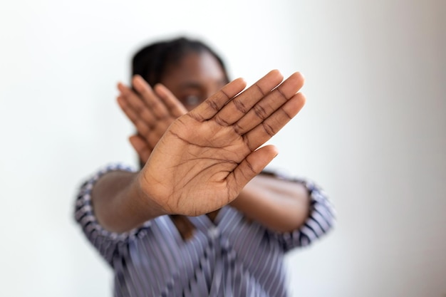 Donna che si difende dagli attacchi Stop Hands outstretched campagna fermare la violenza contro le donne Donna afroamericana alza la mano per dissuaderla con lo spazio della copia