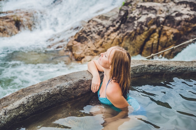 Donna che si distende nella piscina termale