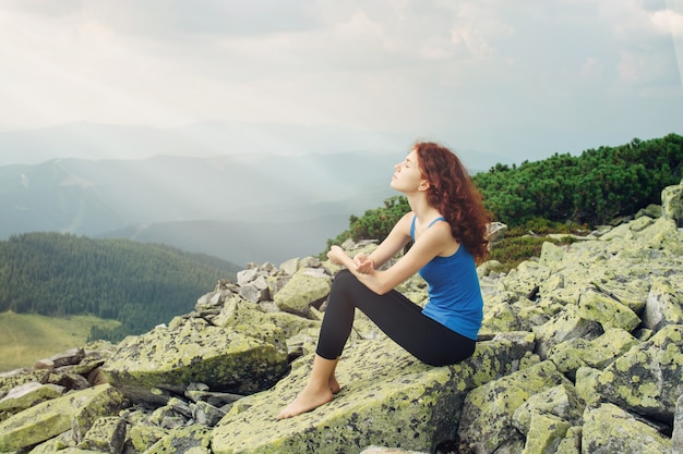 Donna che si distende sulla natura