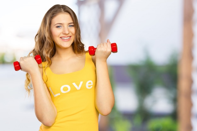 Donna che si esercita con i dumbbells