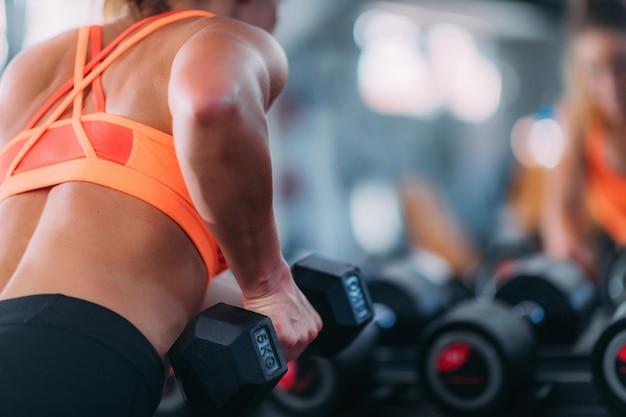 Donna che si esercita con i pesi in palestra