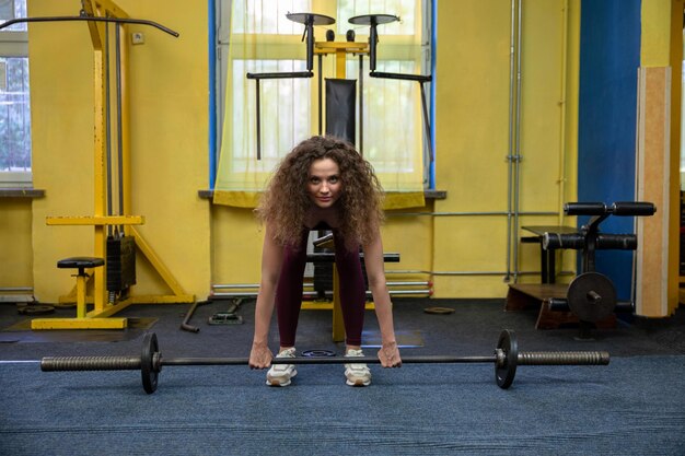 Donna che si esercita in palestra