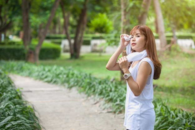 Donna che si esercita nel parco.