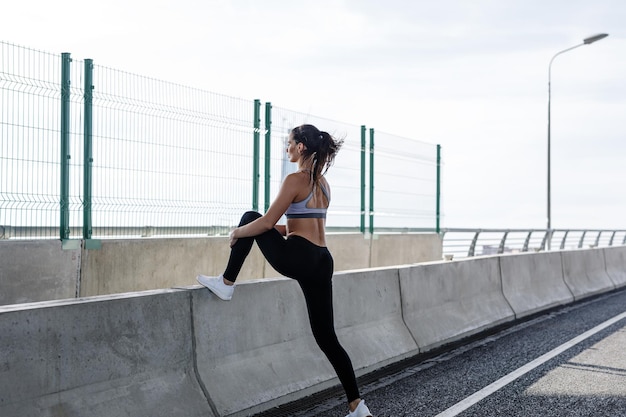 Donna che si esercita sul ponte