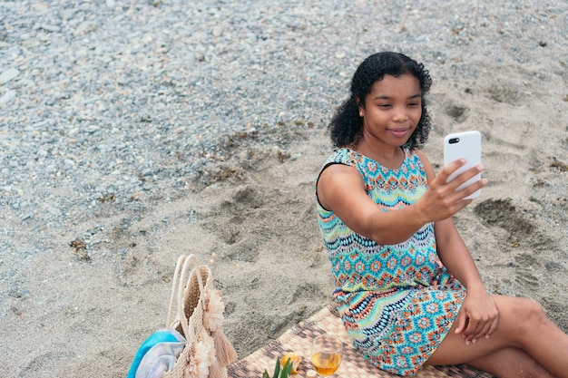 Donna che si fa un selfie sulla spiaggia