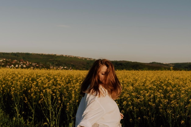 Donna che si gode il tramonto nel campo