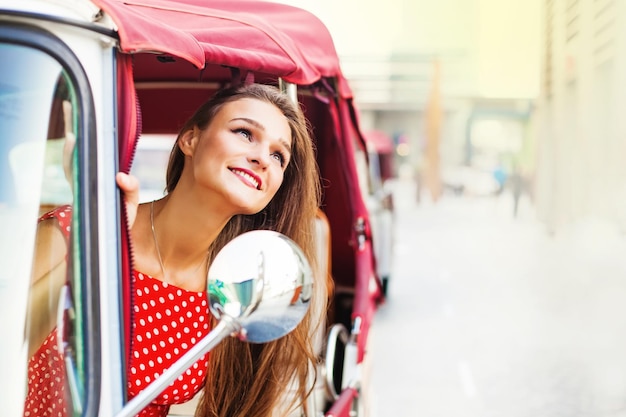 Donna che si gode un giro in tuktuk in città