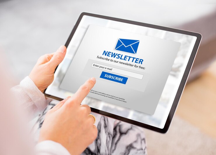 Donna che si iscrive alla newsletter settimanale online
