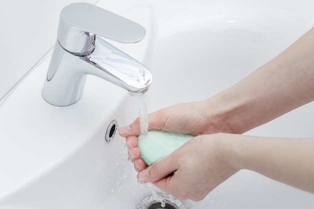 Donna che si lava le mani con sapone antibatterico per la prevenzione del virus corona, igiene per fermare la diffusione del coronavirus.